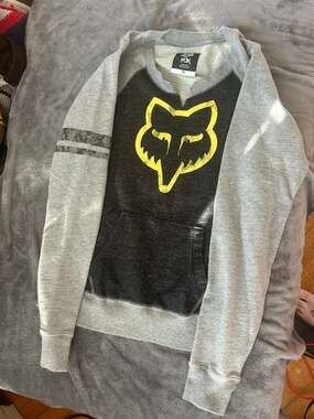 Fox sweater size medium